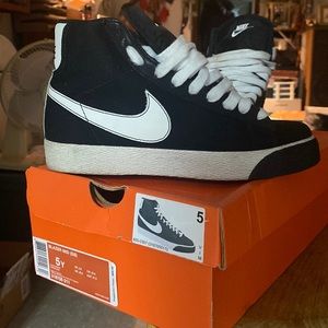 Nike blazer mid sneakers in a size 5 youth. Colored black and white.
